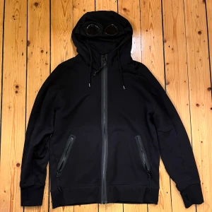 Cp company tröja - Säljer min cp company tröja, köpt på nk. Använd fåtal gånger och skick som ny.  Storlek L Kan skickas men köparen betalar frakt och förskotts betalning Finns att hämtas i Hallstavik