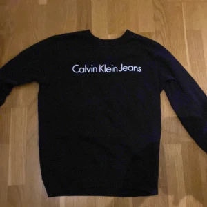 Calvin Klein långärmad S/M storlek - Skön Calvin Klein tröja. Relativt liten i storleken. Hör av dig för fler frågor!