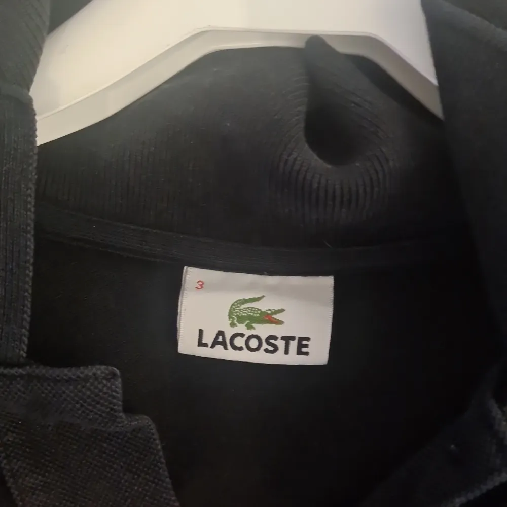 Lacoste pike svart riktigt fin pris kan diskuteras. Blusar.