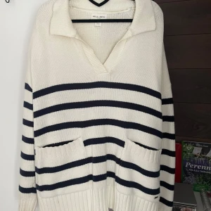 Fin tröja från Lindex märke HOLLY WHITE - Säljer då jag ej använder den längre! (Fläck visas på bild 3)