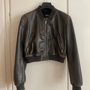 brun skinnjacka zara - brun skinnjacka från zara! något noppriga på muddarna samt har lite vita märken här å var se bilder. storlek M men känns mindre