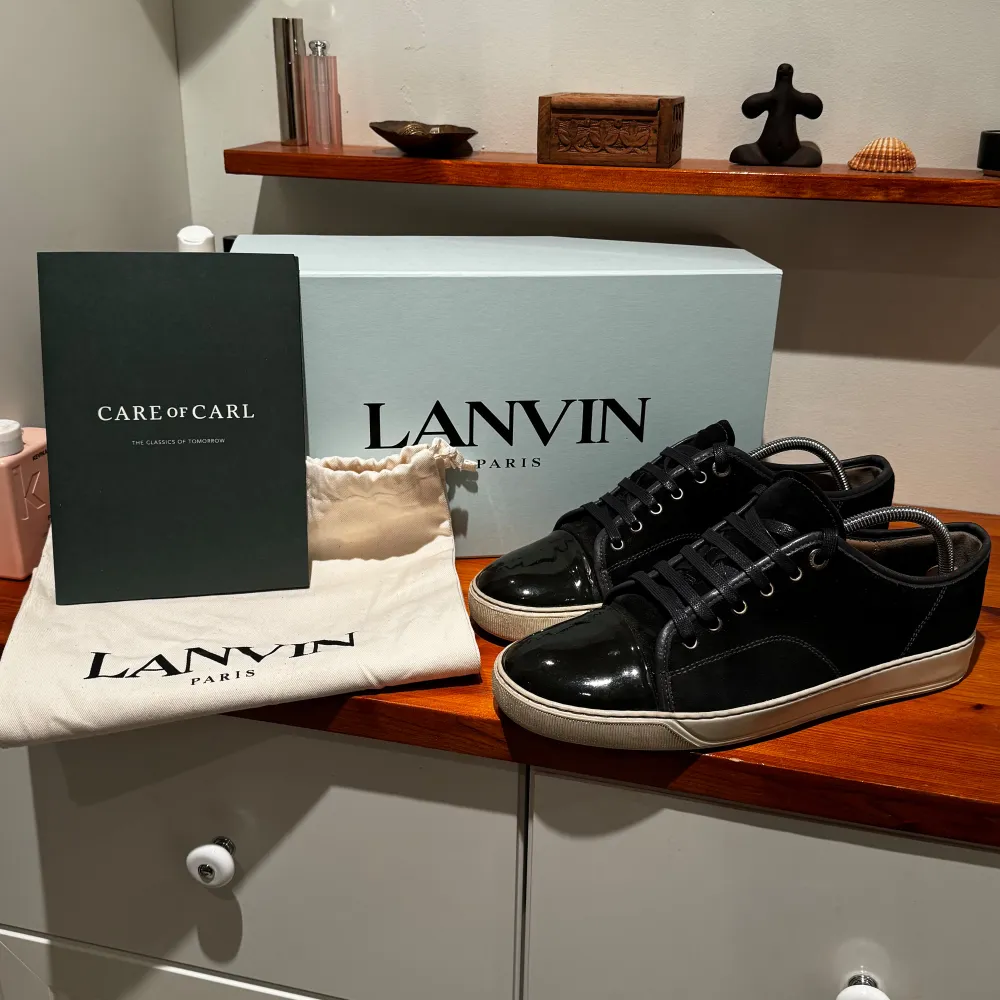 Säljer ett par schyssta Lanvin Cap Toe svarta, använt skick, haft dem i ett år så de är använda relativt mycket, storlek 42 passar 43-44, köpte på Care Of Carl för 4300 kr, alla tillbehör, nya skosnören på, skriv om du undrar något.. Skor.