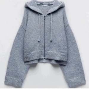 Ljusblå stickad hoodie från Zara - Skit snygg stickad hoodie med dragkedja från zara. Köpt på plick gör ett tag sen men endast använd av förra ägaren. Skriv gärna vid frågor😊