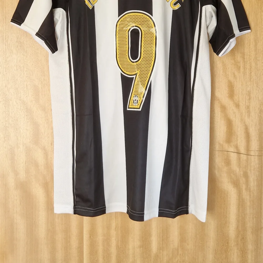 Zlatan Ibrahimović Juventus repIika fotbollströja 04-05. Helt ny med tag. Liten nopp i bak på tröjan ( tredje bilden ) men det syns knappt.   Storlek: Medium. Sportswear.