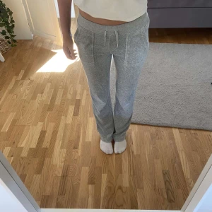 Juciy couture grå - Juciy byxor för bra pris andvända men inget täcken på det❤️sytt upp dom 2-3 cm