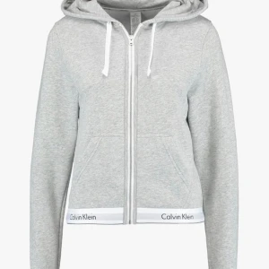 Calvin Klein zip hoodie  - Säljer denna zip hoodien från Calvin Klein, as cool🫶 köptes för 850kr