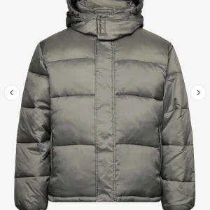 Grön jacka - Supersnygg vinterjacka, knappt använd endast förra vintern säljer då den inte kommer till användning, grön grå aktig färg