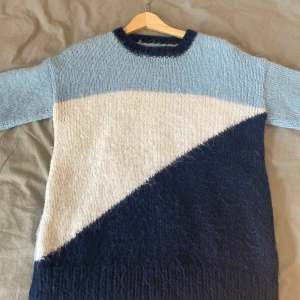 Stockad tröja - Varm stickad sweatshirt perfekt nu till vintern. Skick 9/10 använd 1 gång. Skriv vid funderingar och pris kan diskuteras:)
