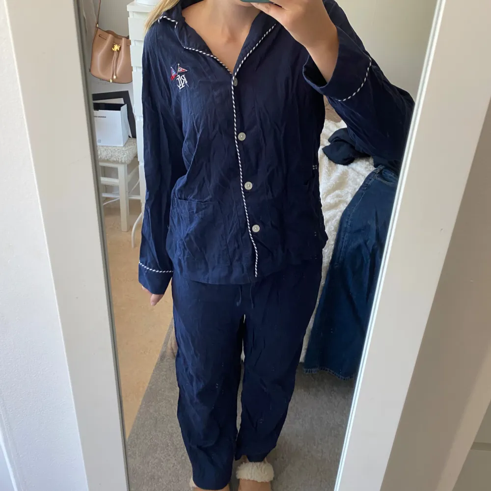 Snygg pyjamas från Lauren Ralph Lauren i linneblandning. Går att knäppa hur man vill. Tunn och skön nu när det blir lite kallare på morgonen🍁 Säljer för att den inte kommer till användning. Nypris 1600 kr. Box medföljer. Jag är 171 cm.  Våga fråga!💕. Toppar.