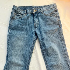 Lågmidjade brandy jeans - Säljer mina jättefina lågmidjade jeans från brandy melville. Lite slitna längst ner som man ser på bild 2. Jättefina nu till hösten. Är i one size men skulle säga att de passar en S/M!🥰