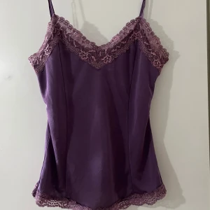 Victoria’s secret linne - Vintage Victoria secret linne i storlek M💜Säljer därav den är för stor på mig, priset går att diskutera🩷