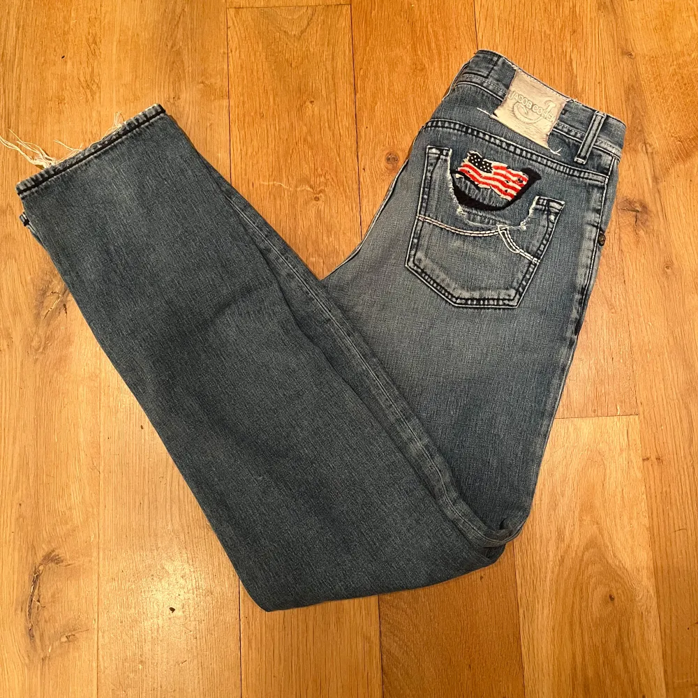 Säljer ett par riktigt feta Jacob Cohen jeans storlek w33 de är 107cm långa. Skick är 8/10 de kostar ca 5000 nya. Vid minsta fundering hör av er😁. Jeans & Byxor.