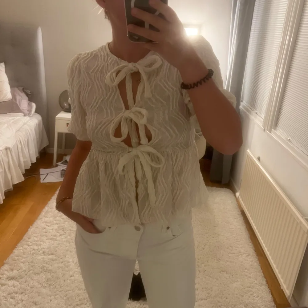 Jättesöt topp med knytning framtill i storlek S från Gina Tricot 😄 Knappt använd så inga defekter. Skriv för mer bilder eller för att diskutera pris 😗. Puserot.