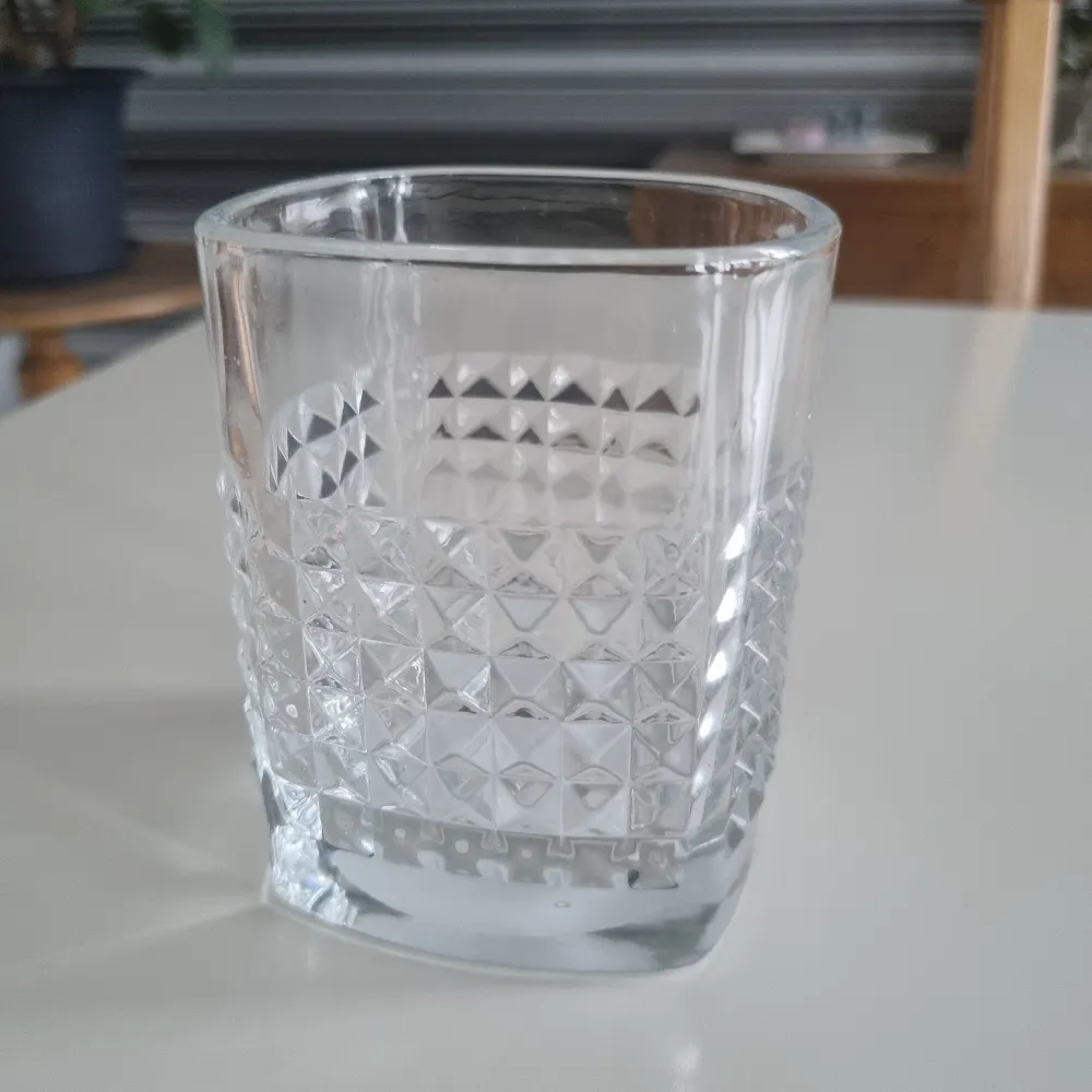 Lite större ljusstake i glas.. Övrigt.