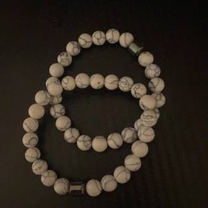 Armand - Vita kostar 25kr styck svarta 35 köparen står för frakt vid köp av alla 4 kostar det 50