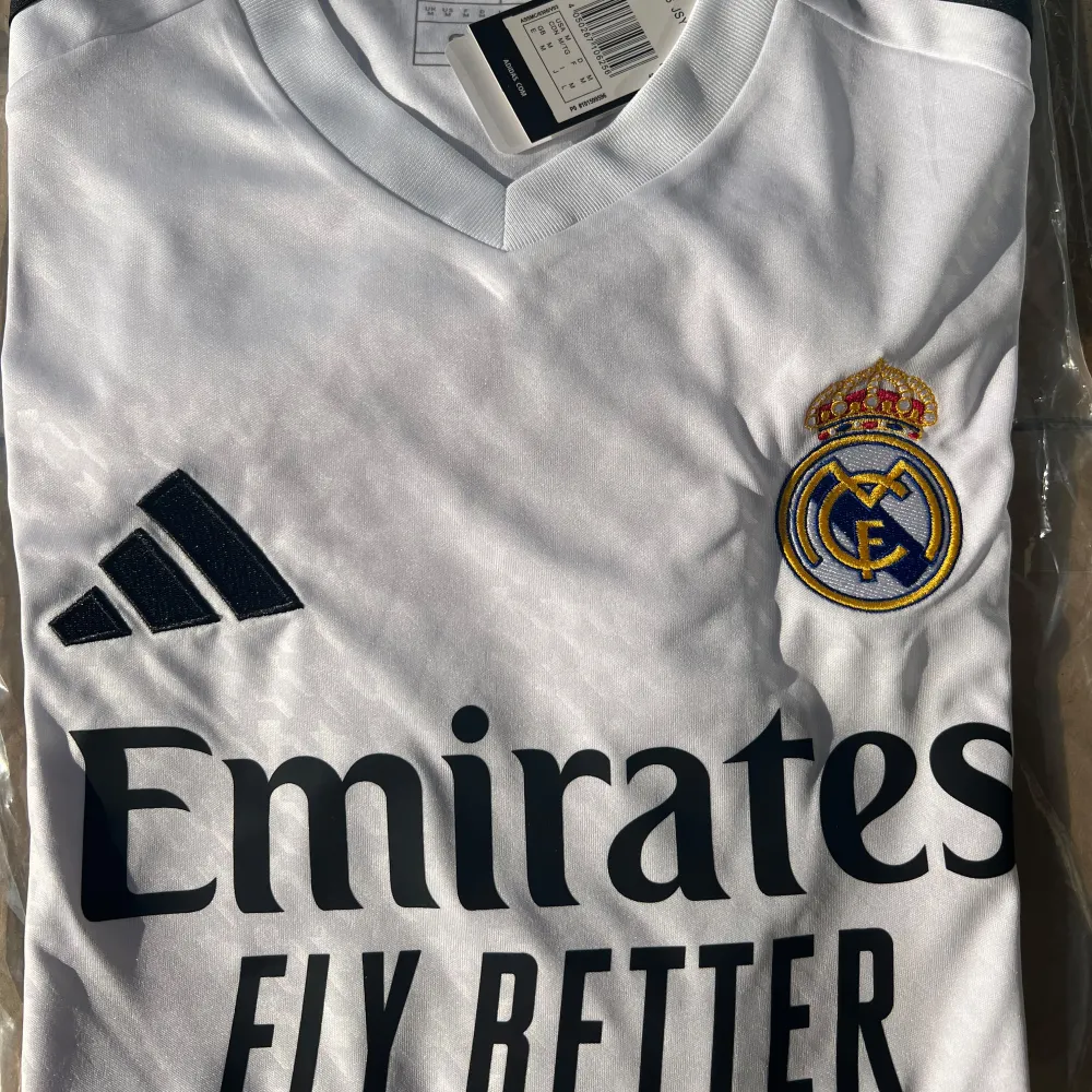 Real Madrid Home Jersey 2024/2025  I nytt skick, säljer då jag missat att returnera ett antal tröjor (finns därav fler i min profil)  Nypris: 1149kr . Sportswear.