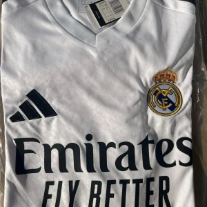 Fotbollströja real madrid - Real Madrid Home Jersey 2024/2025  I nytt skick, säljer då jag missat att returnera ett antal tröjor (finns därav fler i min profil)  Nypris: 1149kr 