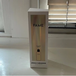 Fame Eau de Parfum från Paco Rabanne - Säljer en flaska Fame Eau de Parfum från Paco Rabanne. Det är en refillflaska med en stilren design i glas och svart lock. Perfekt för den som vill fylla på sin favoritdoft utan att köp. Denna damparfym har en avantgardistisk och lyxig, kvinnlig sign