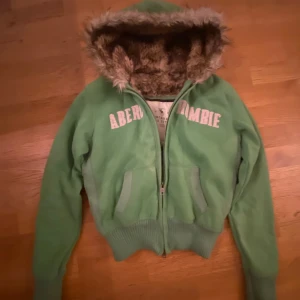 Abercrombie & fitch hoodie - Super skön abercrombie zip up hoodie i grön! Fodrad och gosig nu till hösten💕