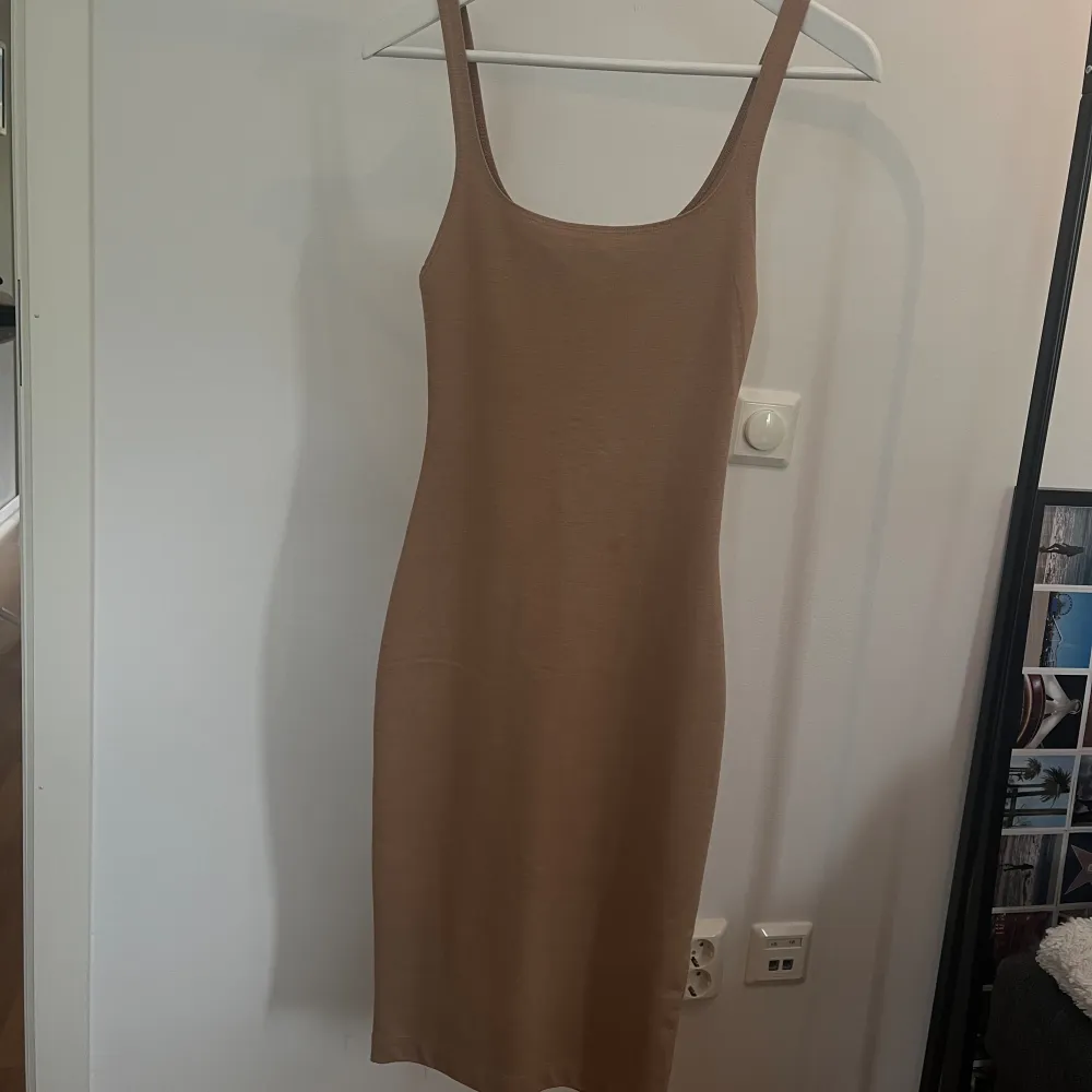 En underbar klänning i beige som man kan ha till alla olika tillfällen. Köpt från Zara, har knappt andvänt den. Den är även figursydd. Storlek S . Klänningar.