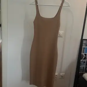 En underbar klänning i beige som man kan ha till alla olika tillfällen. Köpt från Zara, har knappt andvänt den. Den är även figursydd. Storlek S 