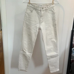 Ljusa jeans - Ljusa jeans från Mango i storlek 34. Mom jeans, racka nertill.  Fickor både fram och bak. 