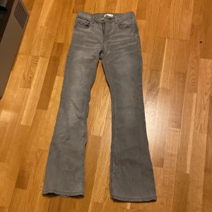 Ljusgråa jeans  - Ljus gråa jeans Ginatricot  Bootcut  Storlek 36 Innerlängd 80 cm