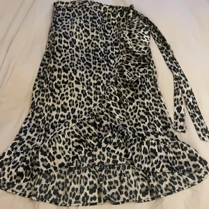 Leopardkjol - Jätte fin leopard kjol i silkesmaterial, justerbar storlek, skulle säga att den passar allt från XS-L, du knyter den själv runt om så att den passar, tyget går omlott över varandra.  Helt i nyskick, aldrig använd!