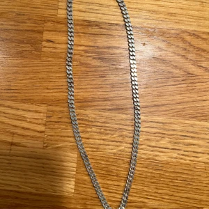 Silver halsaband- sterling silver  - Säljer ett äkta sterling silver 925 halsband  i bra skick! Kedjan är lite mattad och är perfekt för den som vill ha ett snyggt halsband. Nypris: 1200kr  Mått: Längd utsträckt: 50cm Bredd: 8mm Vikt: 35g