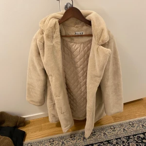 Teddyjacka från nakd - Beige teddyjacka från nakd storlek 38
