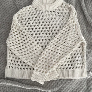 Hålstickad vit tröja - Hålstickad långärmad vit tröja från H&M🤍 säljer den då jag inte använder den längre. 