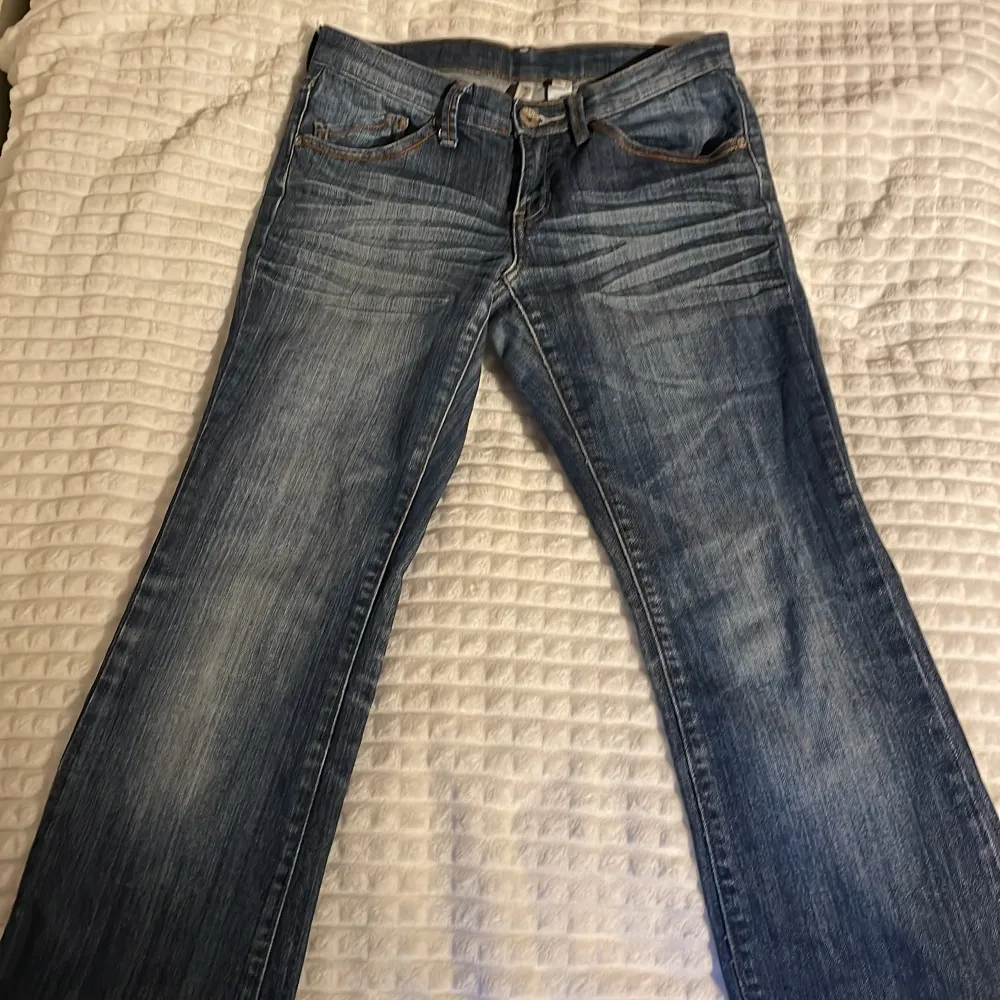 SKRIV INNAN DU KÖPER!!!! Vintage jeans från 2000-talet med broderade bakfickor. . Jeans & Byxor.