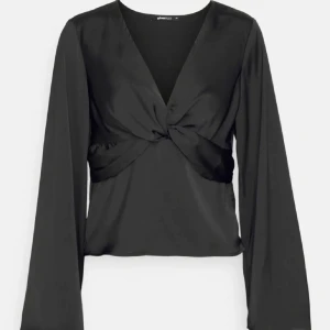 Satinblus - Otroligt bra skick laddar upp igen då det blir gratis frakt men den är i nyskick och inga defekter💕🙏 Skriv för mer info🫶