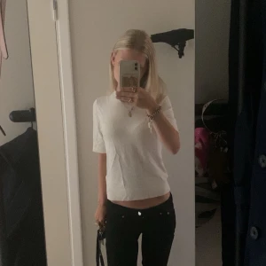 Boot cut low waist svarta jeans från Bikbok  - Inget fel eller något på dem. Använt dem 1 gång och tyckte inte om dem 