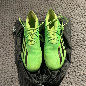 Adidas X storlek 44 - Storlek 44. Använda 3-4 träningar. Skaffade ett par nya, därför jag säljer. FG/AG dobbar enligt Stadium. Rekommenderar att använda på högt konstgräs eller gräs, annars inte alls! 