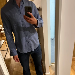 Blå East west skjorta  - - East west skjorta köpt på brothers  - Sparsamt använd  - Storlek medium  - 100% bomull  