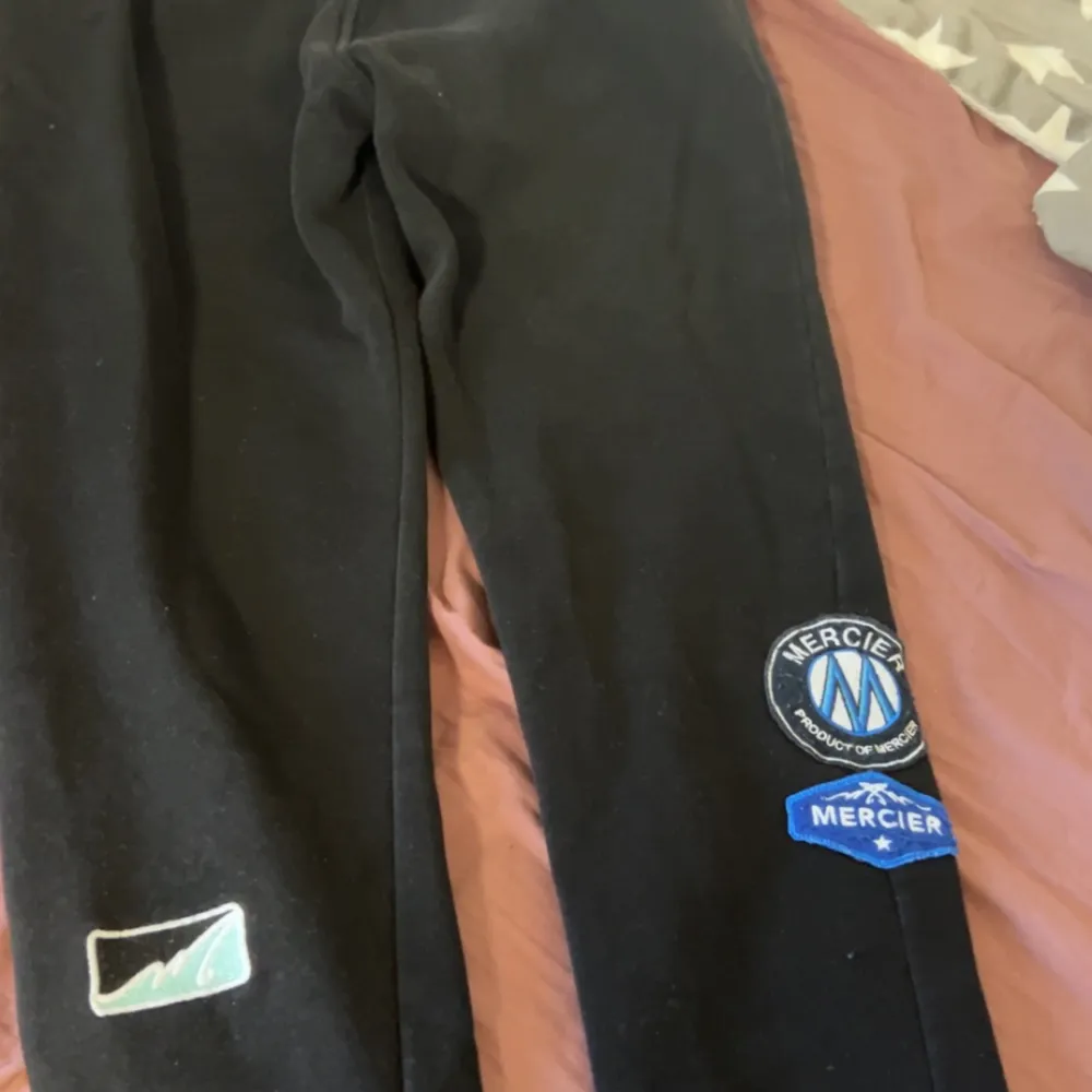 -Säljer en Mercier tracksuit som jag köpte förra sommaren i London, köpte den för runt 1900 kr. -Kläderna är i ny skick, håller dig varmt och har otroliga design detaljer. -Använd minst 10-15 gånger -priset kan diskuteras -Storlek (S) -(Säljs i Mal. Hupparit & Collegepaidat.