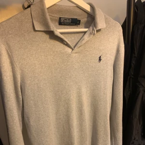Ralph lauren tröja - Säljer en långärmad pike från Ralph lauren storlek s bra skick inga defekter 