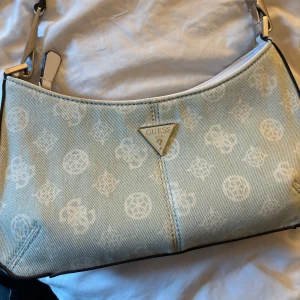 Guess väska  - Nyskick. Köpt för 1079 på zalando