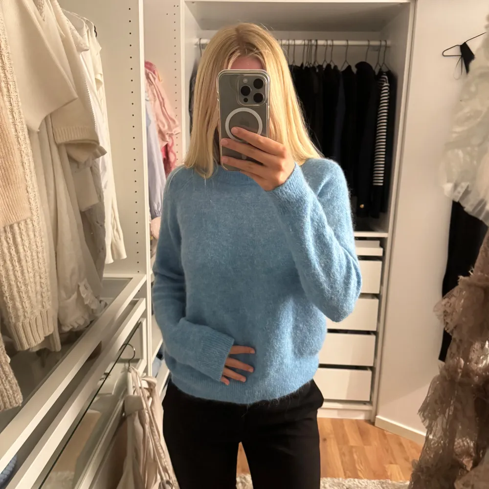 Säljer denna blåa stickade tröjan från zara🩵Den har inga defekter. Neuleet.