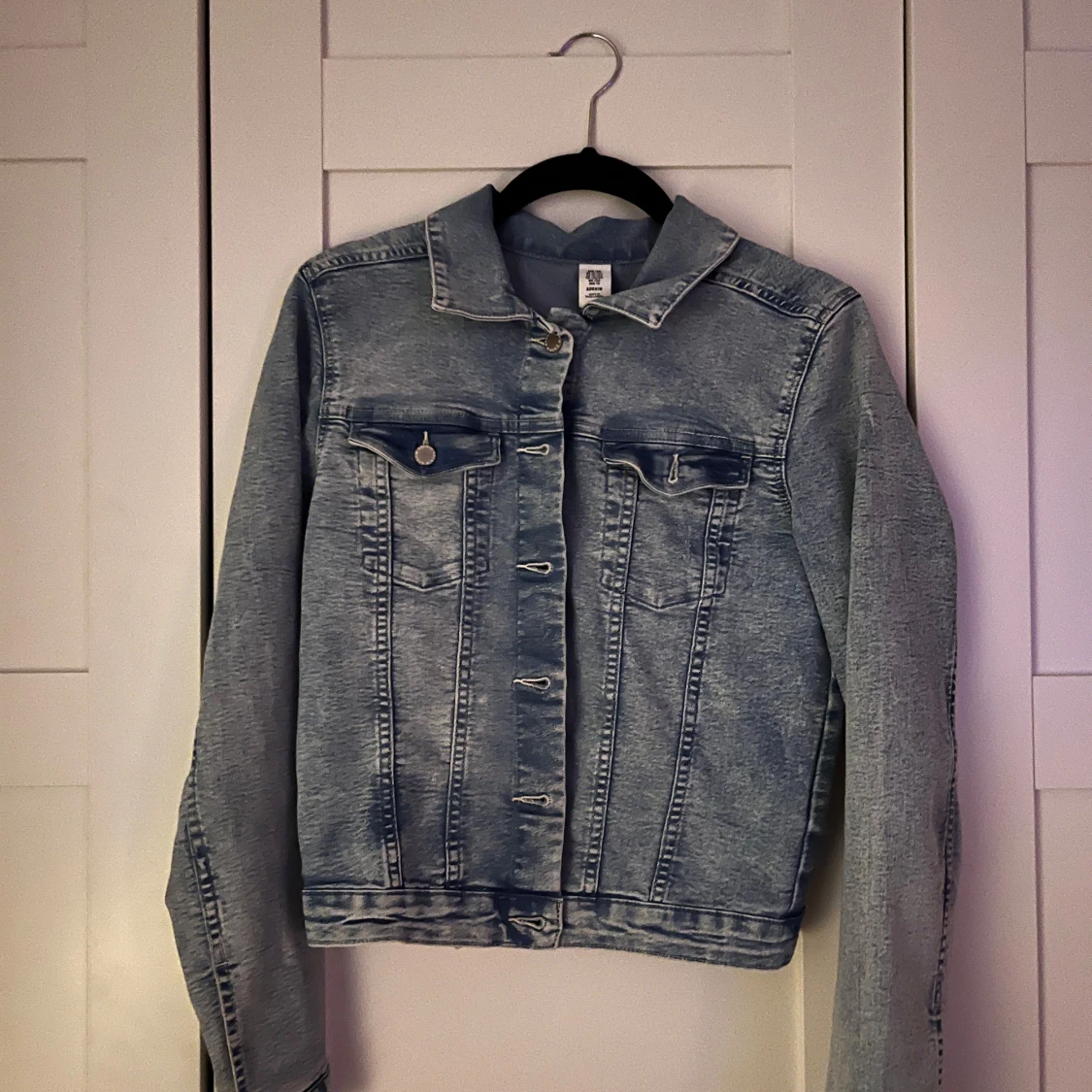 En blå jeans jacka 