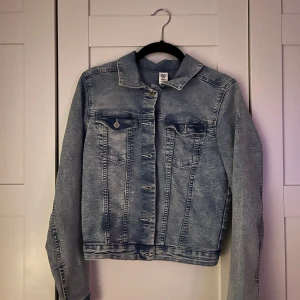 En blå jeans jacka  - En blå jeansjacka från ”& Denim” storlek 158, säljer för att den är för liten för mig och bara hänger i garderoben!  Ordinarie pris cirka 250-400. Priset kan förhandlas 