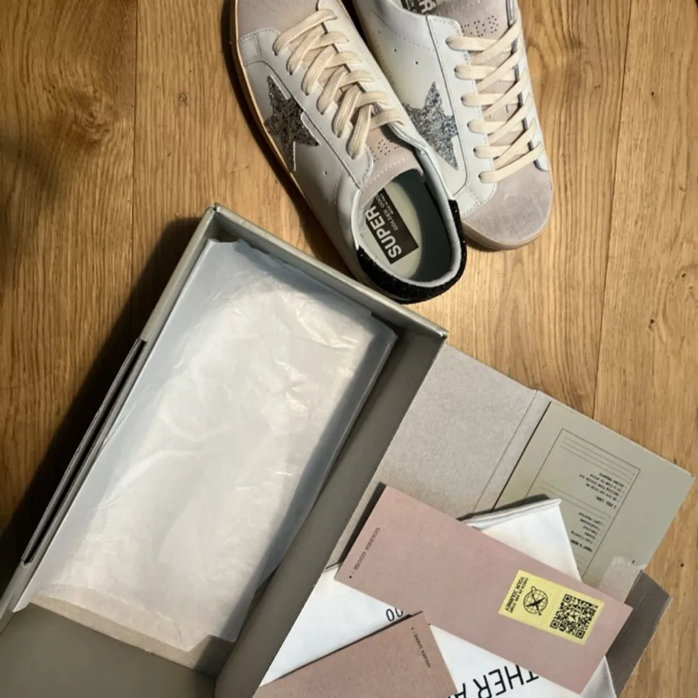 golden goose skor strlk 39 jätte fina passar även 38. aldrig använda men säljes billig pga att vill bli av me dem. :) kan sänka pris vid snabb affär!! . Skor.