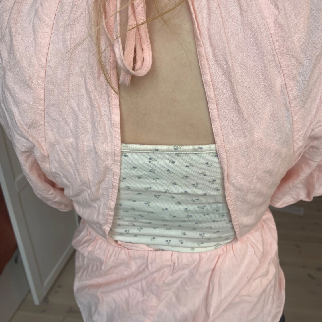 Rosa blus med öppen rygg - 91