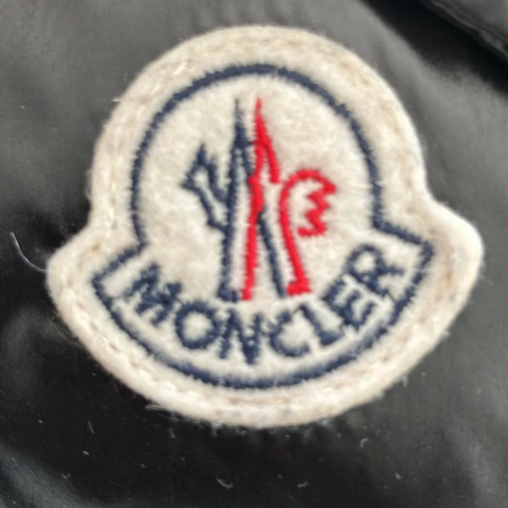 Moncler vest with detachable hood with no damage done to it expect from scratches on authenticity tag in the zipper.  Monclerväst med huva utan några skador förväntas från repor på äkthetsetiketten i dragkedjan.. Jackor.