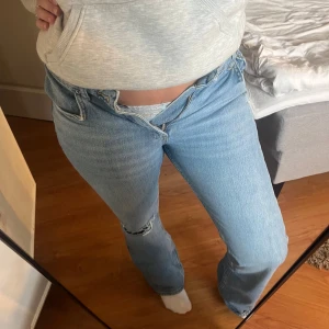 jeans - Jeans från gina tricot, midwaist. Använd ett fåtal gånger men är tyvärr försmå. De är i storlek 40 men jag har vanligtvis 38.