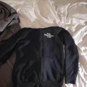 Peakperformance zip hoodie - En peakperformance zip hoodie i storlek xs som inte används