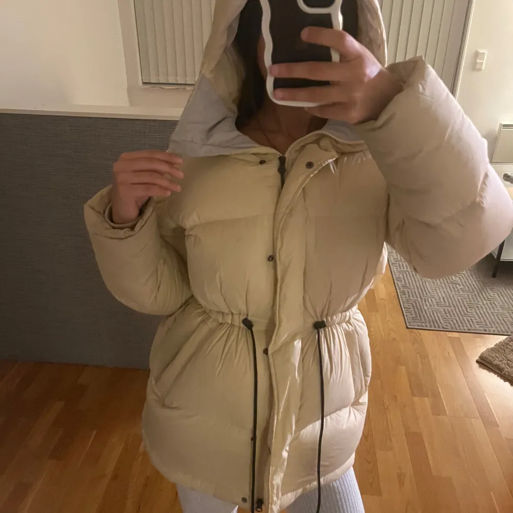 Jag säljer min knappt använda parka performance jacka. Den är i ett perfekt skick. Snören finns att justera i båda midja, luva och nedtill på jackan. Så fin passform och en så otroligt fin beige/gul färg! Jackan är så varm och perfekt för vintern ❄️ . Jackor.