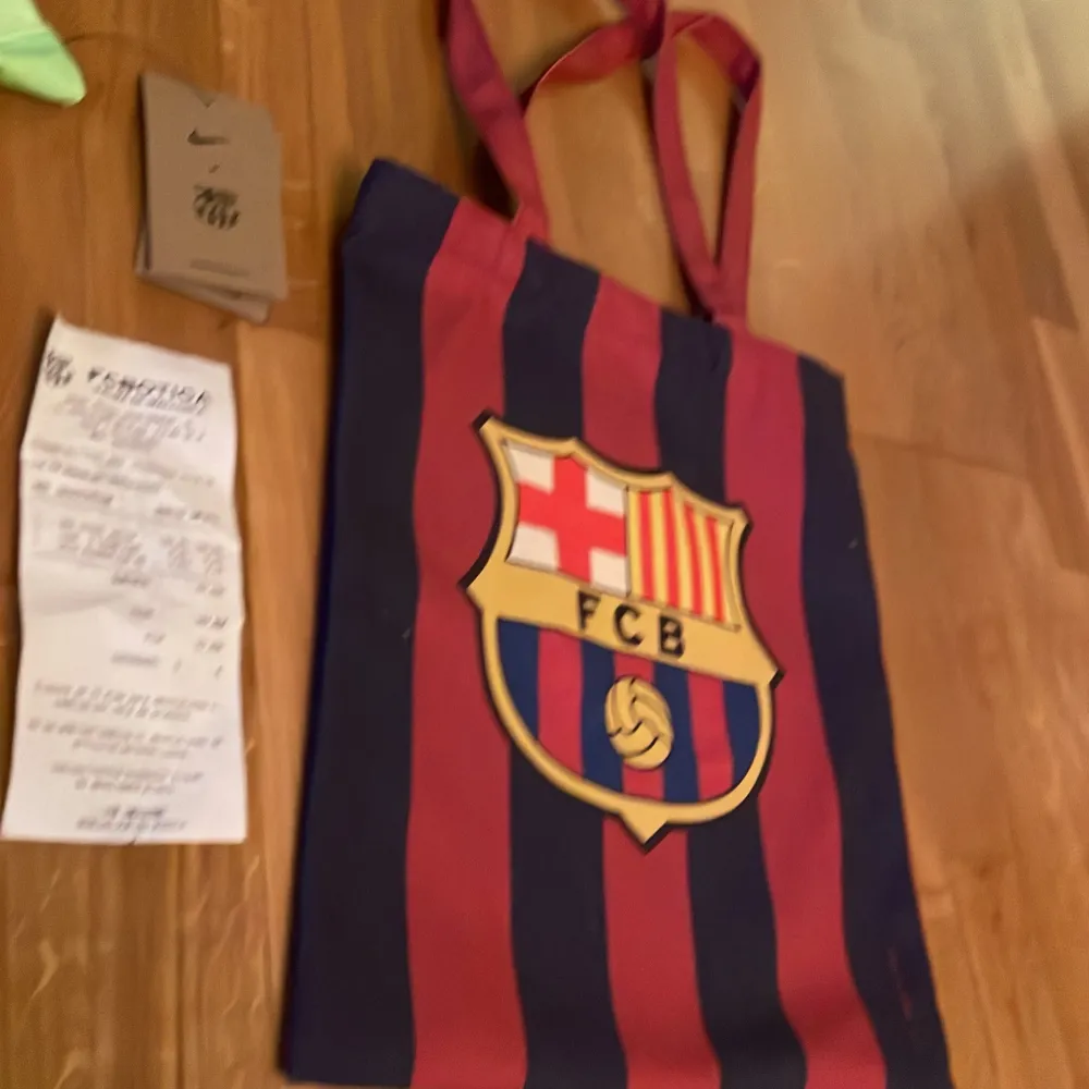 Oanvänd Barcelona tröja 24/25 En Barcelona påse i tyg Kvitto kvar!. Sportswear.