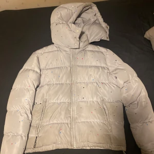 NVLTY Jacka  - En grå NVLTY vinter jacka i storlek M.  andvänt den en vinter. fräsh och jätte varm. pris  kan diskuteras vid snabbaffär 